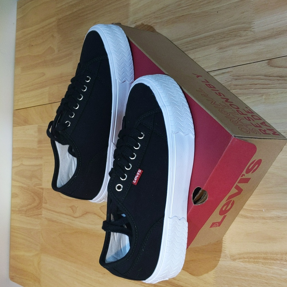 Women's black Levi platform shoes size 7.5